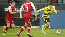 Giovanni Reyna (vpravo) z Dortmundu vede balon v zápase proti Freiburgu.