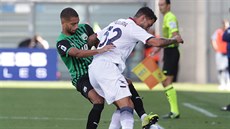 Jeremy Toljan (vlevo) ze Sassuola a Pedro Pereira z Crotone bojují o balon.