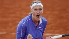 eská tenistka Petra Kvitová se hecuje ve tetím kole Roland Garros.
