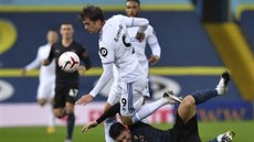 Patrick Bamford (v bílém) z Leeds se dere s balonem přes Aymerica Laporteho z... Patrick Bamford (v bílém) z Leeds se dere s balonem přes Aymerica Laporteho z...