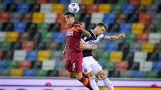 Roger Ibaňez da Silva (vlevo) z AS Řím a Kevin Lasagna z Udinese v hlavičkovém... Roger Ibaňez da Silva (vlevo) z AS Řím a Kevin Lasagna z Udinese v hlavičkovém...