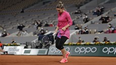 Rumunka Simona Halepová smutní po nezdaeném úderu v osmifinále Roland Garros.