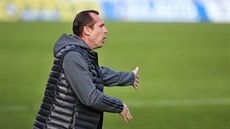 Trenér Olomouce Radoslav Látal dává pokyny svým svěřencům. Trenér Olomouce Radoslav Látal dává pokyny svým svěřencům.