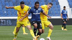 Luis Muriel (uprosted) z Bergama se prodírá skrz soupee.