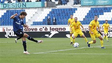 Sam Lammers (vlevo) z Bergama stílí gól v zápase proti Cagliari.