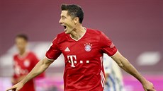 Robert Lewandowski z Bayernu se raduje z gólu do sít Herthy.