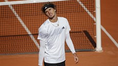 Nespokojený Alexander Zverev z Nmecka v osmifinále Roland Garros