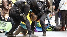 Aktivisté klimatického hnutí Extinction Rebellion dopoledne zablokovali dopravu... Aktivisté klimatického hnutí Extinction Rebellion dopoledne zablokovali dopravu...