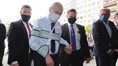 Prezident Miloš Zeman odevzdal svůj hlasovací lístek ve volbách do Senátu na ZŠ... Prezident Miloš Zeman odevzdal svůj hlasovací lístek ve volbách do Senátu na ZŠ...