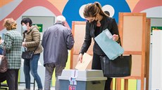 Lidé přicházejí odevzdat svůj hlas v krajských volbách ve Zlíně. (2. října 2020) Lidé přicházejí odevzdat svůj hlas v krajských volbách ve Zlíně. (2. října 2020)