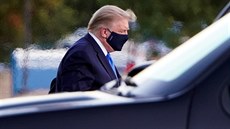Americký prezident Donald Trump prochází kolem svých příznivců, kteří se... Americký prezident Donald Trump prochází kolem svých příznivců, kteří se...