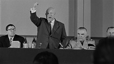 Cirkus Chruščov. Emoce a zaťaté pěsti: sovětský politik byl svými výstupy... Cirkus Chruščov. Emoce a zaťaté pěsti: sovětský politik byl svými výstupy...