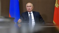 Ruský prezident Vladimir Putin při videokonferenci ve své rezidenci Bocharov... Ruský prezident Vladimir Putin při videokonferenci ve své rezidenci Bocharov...