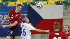Lukáš Provod (vlevo) vyskočil ve vzdušném souboji během přípravného utkání... Lukáš Provod (vlevo) vyskočil ve vzdušném souboji během přípravného utkání...