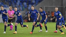Sloventí fotbalisté slaví vítzství v penaltovém rozstelu v semifinále play...