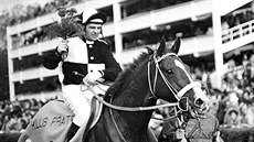Jezdec Pavel Liebich se Sagarem v roce 1983 ovládl Velkou pardubickou. Jezdec Pavel Liebich se Sagarem v roce 1983 ovládl Velkou pardubickou.