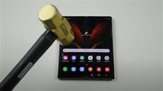Youtubový kanál TechRax otestoval odolnost Samsungu Galaxy Z Fold 2 5G pomocí... Youtubový kanál TechRax otestoval odolnost Samsungu Galaxy Z Fold 2 5G pomocí...
