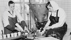 Výroba smetanového krému Pribináček v roce 1955. Výroba smetanového krému Pribináček v roce 1955.