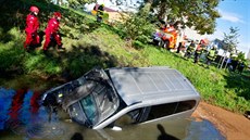 Hasiči vyprošťují dodávku z náhonu rybníka Nezmar v Dolním Benešově na Opavsku... Hasiči vyprošťují dodávku z náhonu rybníka Nezmar v Dolním Benešově na Opavsku...