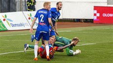 Plzeský útoník Zdenk Ondráek na zemi se doaduje penalty, kterou poté...