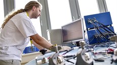 Baterie Tomáše Kazdy na principu lithium-síra jsou lehčí, levnější a mají větší... Baterie Tomáše Kazdy na principu lithium-síra jsou lehčí, levnější a mají větší...