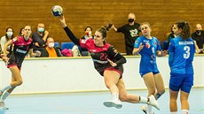 Pivotmanka házenkářek DHC Plzeň Dominika Galušková střílí na branku pražské... Pivotmanka házenkářek DHC Plzeň Dominika Galušková střílí na branku pražské...