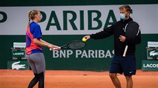 Trenér Jií Vank s Petrou Kvitovou pi tréninku na Roland Garros.