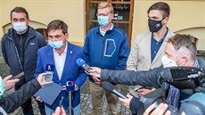 Lídi pravdpodobné nové koalice Královéhradeckého kraje pedstoupili ped...