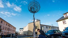 Sochař Ondřej Oliva osadil na náměstí Svaté Anny v Holešově památník smíření. Sochař Ondřej Oliva osadil na náměstí Svaté Anny v Holešově památník smíření.