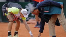 Kanadský tenista Denis Shapovalov diskutuje s rozhodčím o dopadu míčku. Kanadský tenista Denis Shapovalov diskutuje s rozhodčím o dopadu míčku.