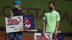 Vlevo vítěz pardubického turnaje Uladzimir Ignatik, vedle něho zklamaný Jan... Vlevo vítěz pardubického turnaje Uladzimir Ignatik, vedle něho zklamaný Jan...