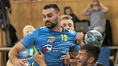 Karvinští házenkáři Vojtěch Patzel a Dominik Solák se snaží zastavit... Karvinští házenkáři Vojtěch Patzel a Dominik Solák se snaží zastavit...