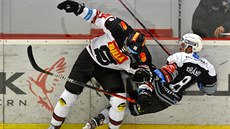 David Tomášek (vlevo) ze Sparty v souboji s Ondřejem Beránkem z Karlových Varů. David Tomášek (vlevo) ze Sparty v souboji s Ondřejem Beránkem z Karlových Varů.