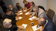 Zástupci stran budoucí koalice se dohodli na další čtyřleté spolupráci. Zástupci stran budoucí koalice se dohodli na další čtyřleté spolupráci.