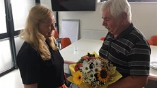 Zachráněný muž přišel ošetřující lékařce osobně poděkovat do sídla záchranky. Zachráněný muž přišel ošetřující lékařce osobně poděkovat do sídla záchranky.