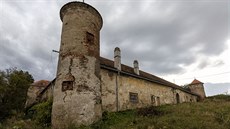 Čtyřkřídlý renesanční zámek s okrouhlými věžemi v nárožích z počátku 17.... Čtyřkřídlý renesanční zámek s okrouhlými věžemi v nárožích z počátku 17....