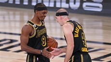 Rajon Rondo (9) a Alex Caruso (4) oslavují výhru LA Lakers v posledních... Rajon Rondo (9) a Alex Caruso (4) oslavují výhru LA Lakers v posledních...