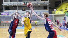 Lukáš Bukovjan (ve žlutém) z Opavy míří k brněnskému koši kolem Viktora Půlpána... Lukáš Bukovjan (ve žlutém) z Opavy míří k brněnskému koši kolem Viktora Půlpána...