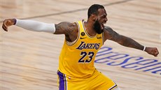 LeBron James z LA Lakers se raduje během čtvrtého finále NBA. LeBron James z LA Lakers se raduje během čtvrtého finále NBA.