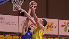 Radovan Kouřil (vpravo) z Olomoucka útočí na koš USK Praha kolem Patricka... Radovan Kouřil (vpravo) z Olomoucka útočí na koš USK Praha kolem Patricka...
