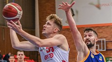 Luka Rupnik (vlevo) z Nymburka jde do opavského koše kolem Martina Gniadka. Luka Rupnik (vlevo) z Nymburka jde do opavského koše kolem Martina Gniadka.