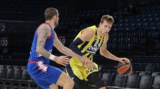Jan Veselý (vpravo) z Fenerbahce Istanbul útočí kolem Adriena Moermana z... Jan Veselý (vpravo) z Fenerbahce Istanbul útočí kolem Adriena Moermana z...