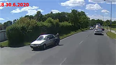 Plzeňští policisté pátrají po řidičce na snímku, která se střetla s motorkářem... Plzeňští policisté pátrají po řidičce na snímku, která se střetla s motorkářem...