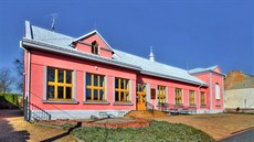 K opravenému hlavnímu sálu se přistavělo přísálí, šatna a sociální zařízení. K opravenému hlavnímu sálu se přistavělo přísálí, šatna a sociální zařízení.