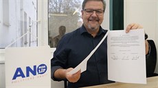 Jan Schiller za ANO drží v ruce podepsané memorandum o spolupráci mezi... Jan Schiller za ANO drží v ruce podepsané memorandum o spolupráci mezi...