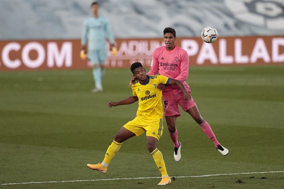 Raphael Varane (Real Madrid) se opírá o Anthonyho Lozana z Cádizu.