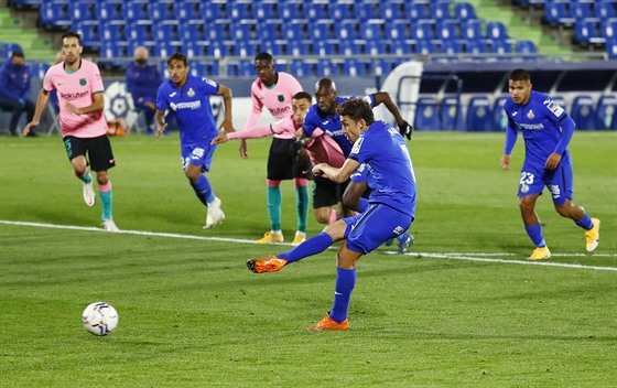 Jaime Mata z Getafe promuje pokutový kop v zápase proti Barcelon.