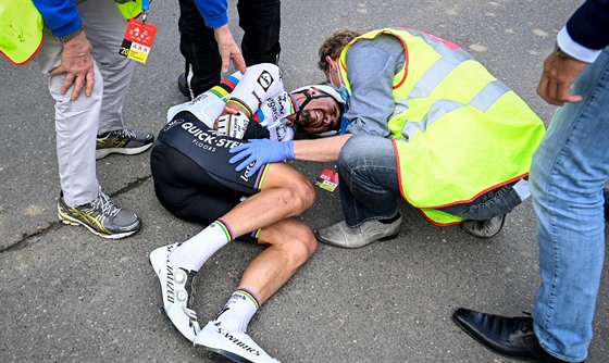 V BOLESTECH. Julian Alaphilippe trpí po pádu na závod Kolem Flander.