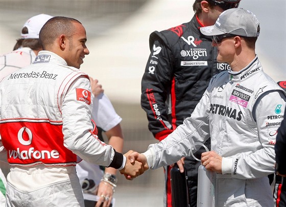 Lewis Hamilton (vlevo) a Michael Schumacher na spoleném snímku z roku 2010