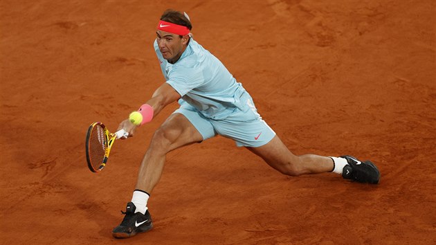 panl Rafael Nadal se natahuje po balonku ve finle Roland Garros.